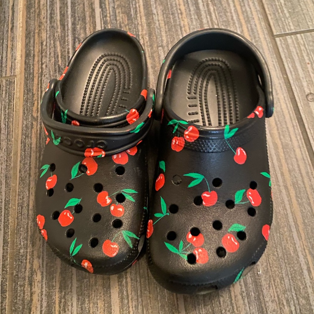 CROCS Kids' Black Cherry Print Slippers - Picture 2 of 4